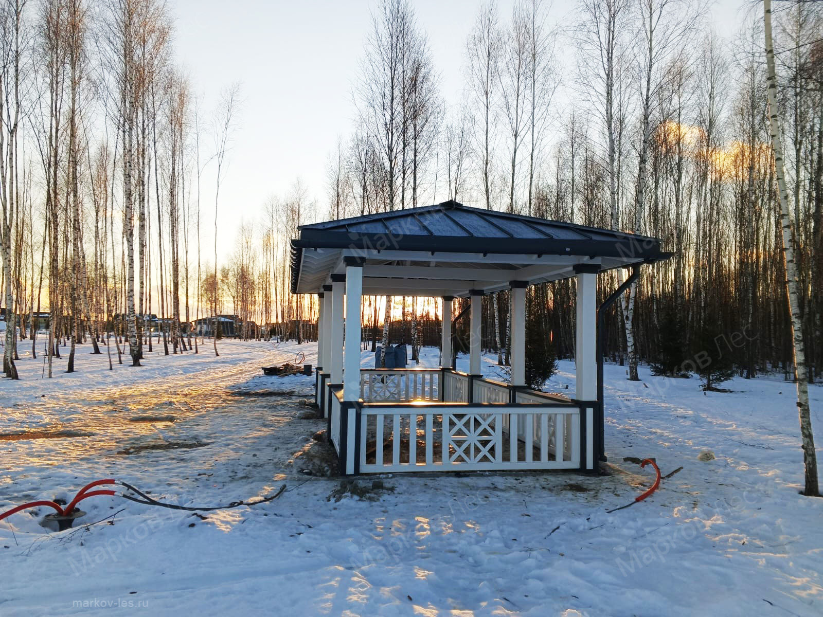 Открытая деревянная беседка